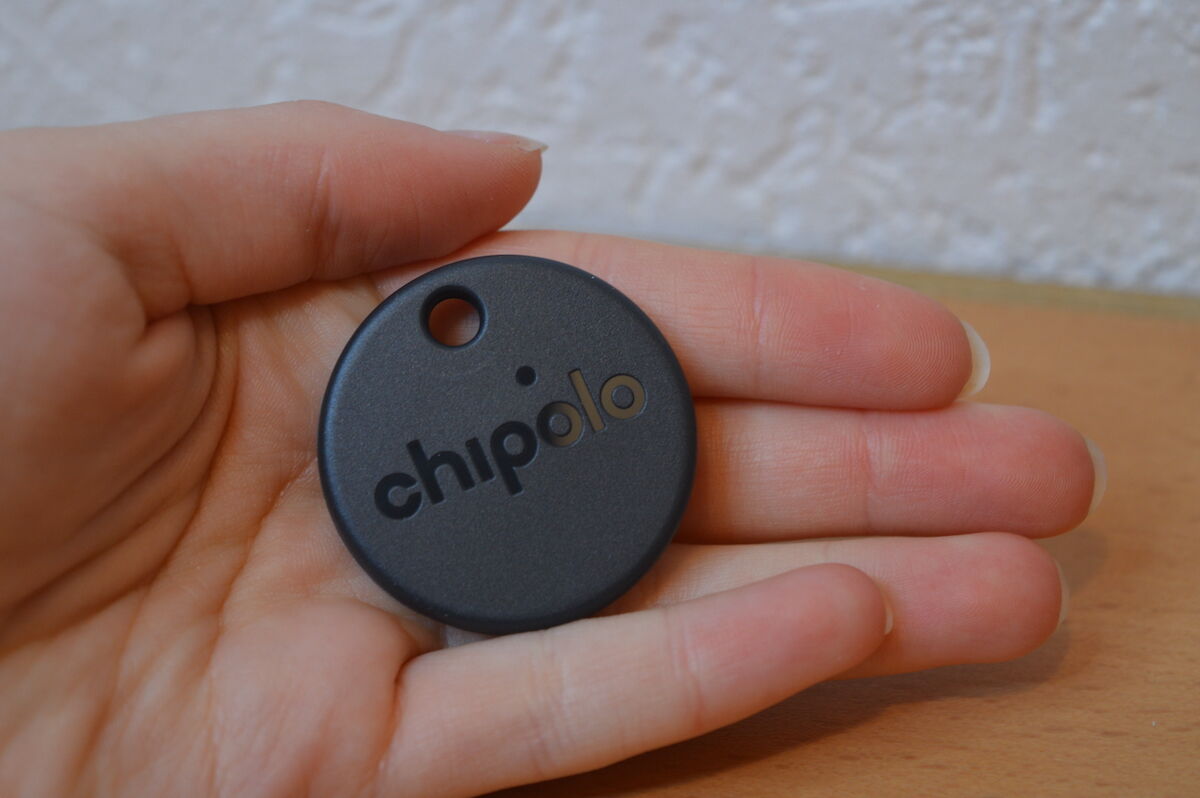 Chipolo ONE Spot wird in der Hand gehalten